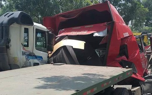 TP.HCM: Cuộn thép hàng chục tấn bị đứt xích lăn đè bẹp dúm xe đầu kéo, 2 người thương vong