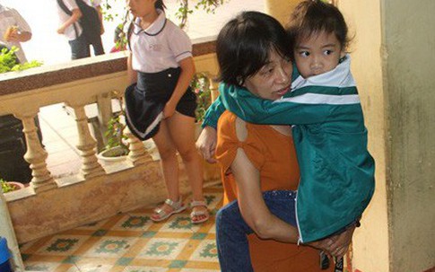 Câu chuyện đặc biệt về người mẹ đơn thân bệnh tật bế con đến lớp học hàng ngày