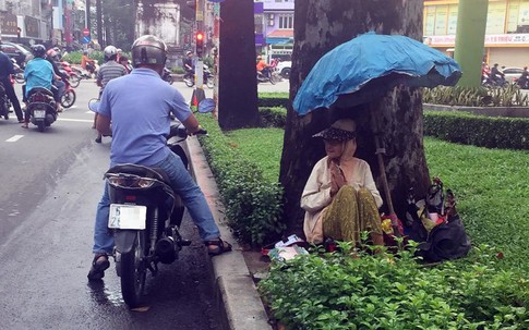 Người phụ nữ Sài Gòn một thời giàu có, 94 tuổi sống gầm cầu, bán vé số