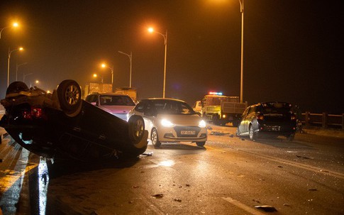 Hà Nội: Tai nạn kinh hoàng giữa 3 ô tô trên cầu Vĩnh Tuy, 1 xe lật ngửa bụng