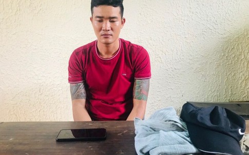Bắt kẻ bịt mặt chặn xe, dùng dao khống chế cướp tiền phụ nữ đi đường
