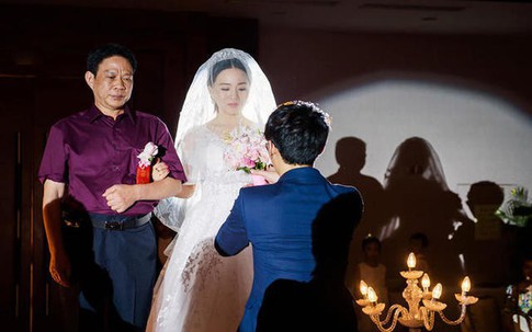 "Con trai, đừng tiêu tiền cho vợ" - Lá thư gây sốt của ông bố gửi con trai trước ngày lấy vợ
