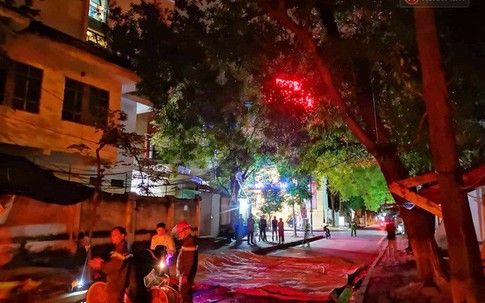 Hà Nội: Giải cứu người đàn ông nằm vắt vẻo trên cây giữa đêm