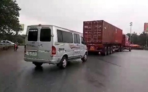 Hà Nội: Xe khách, xe container “rủ nhau” đi ngược chiều