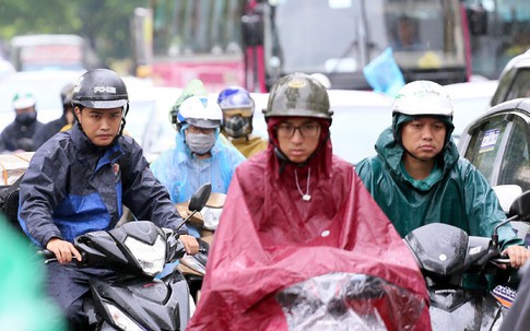 Mưa đúng giờ cao điểm, người Hà Nội ngán ngẩm cảnh ùn tắc ở nhiều tuyến đường