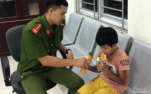 Đạp xe lạc qua cầu Thăng Long, bé trai mệt lả được công an giúp đỡ