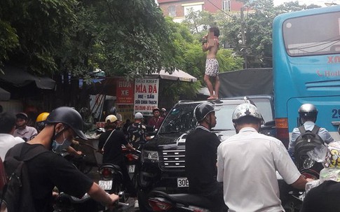 Hà Nội: Xôn xao hình ảnh cô gái không mặc áo trèo trên nóc ô tô la hét khiến người đi đường hoảng sợ