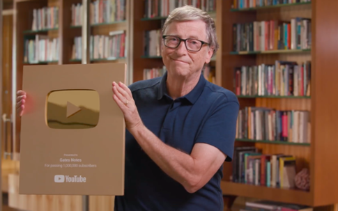 Bill Gates khoe nút vàng sau 7 năm chơi YouTube