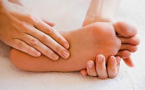 4 dấu hiệu dễ thấy ở bàn chân cảnh báo gan đang yếu