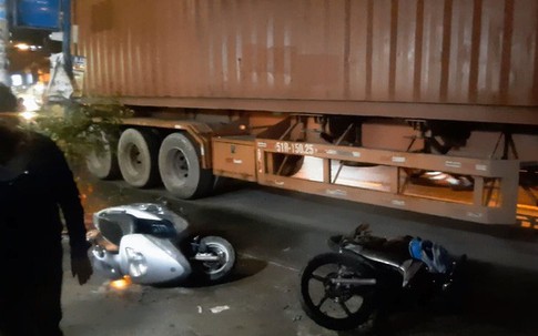 Được cậu đón đi học về, 2 cháu bé bị xe container cán thương vong