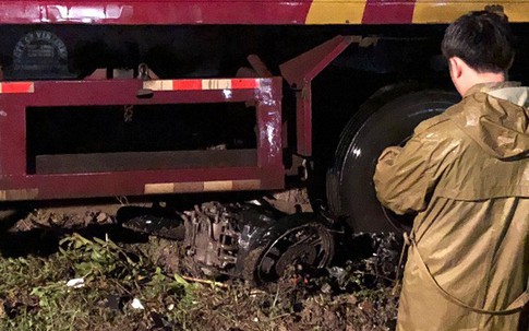 Container cuốn xe máy vào gầm khiến 1 người chết tại chỗ