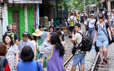 Hà Nội: Phố "đường tàu" Phùng Hưng bất ngờ đông như kiến sau thông tin dẹp bỏ