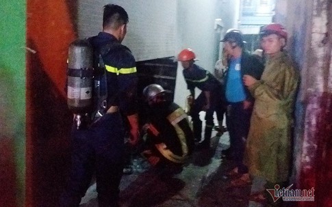 Phá cửa cứu 3 người mắc kẹt trong căn nhà cháy nghi ngút ở Đà Nẵng