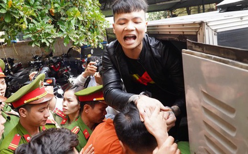 Giới trẻ kéo đến xem và vẫy tay chào Khá "Bảnh", Tướng Nguyễn Hữu Cầu nói "cần có cuộc chấn hưng giáo dục"