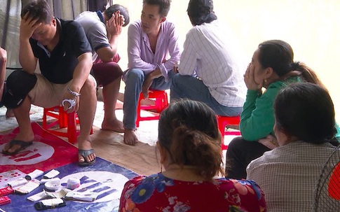 Bắt quả tang 3 phụ nữ trốn trong bếp chơi tài xỉu