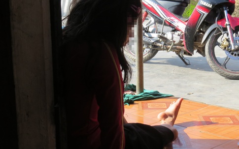 Mẹ chết lặng khi nghe con gái tật nguyền kể chuyện bị xâm hại