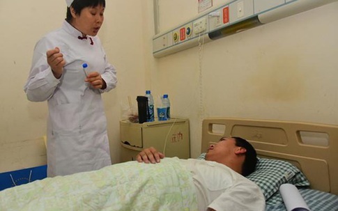 Người đàn ông bị ung thư gan chỉ vì thường xuyên uống trà xanh theo cách này