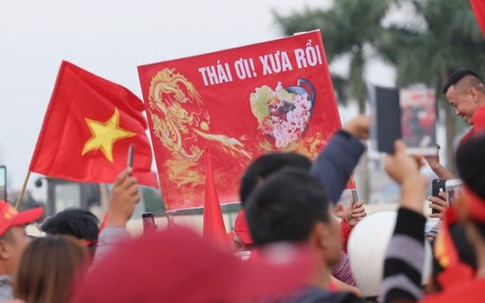 CĐV Việt Nam nhảy múa, giơ cao tấm biển "Thái ơi! Xưa rồi"