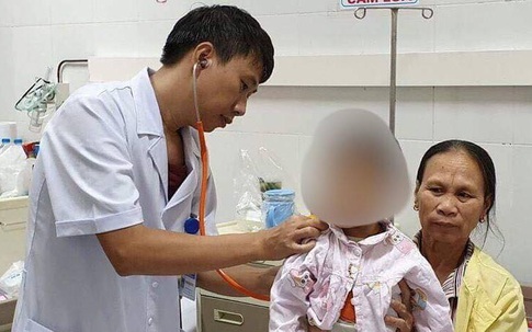 Uống nhầm dầu hỏa, bé gái 2 tuổi nhập viện cấp cứu