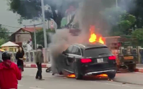 Vụ tai nạn kinh hoàng tại Hà Nội: Đạp cửa xe Mercedes đang cháy rực, nữ tài xế chạy đến ôm một thi thể nằm giữa đường