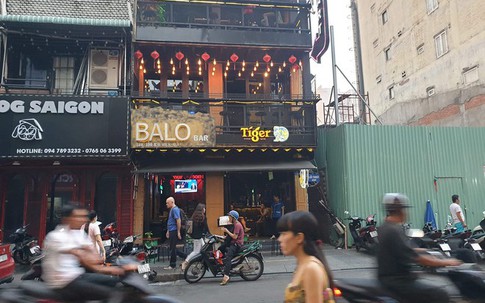 Nam thanh niên cầm dao cố thủ trên phố Bùi Viện