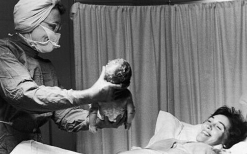 Sinh con thời 'gái chửa cửa mả'