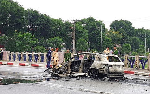 Giày cao gót và chiếc xe Mercedes gây tai nạn liên hoàn