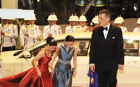Hoàng hậu Thái Lan xuất hiện rạng rỡ, cười không ngớt bên cạnh Quốc vương Thái Lan sau sóng gió hậu cung trong sự kiện mới nhất