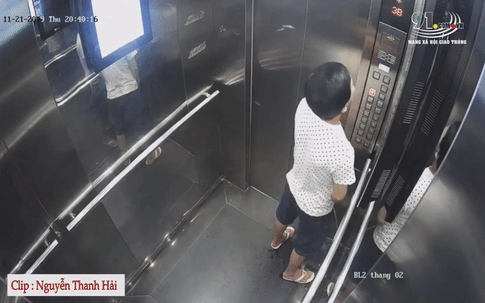 Phẫn nộ người đàn ông hồn nhiên "tiểu bậy" trong thang máy