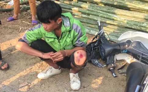 Người dân tung cây ra đường quật ngã 2 kẻ cướp giật