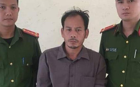 Cầm dao khống chế người già, gây thương tích cho cả công an