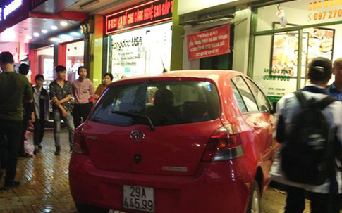 Ô tô do nữ tài xế điều khiển mất lái giữa trung tâm Hà Nội khiến nhiều người dân hoảng hốt