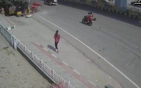 Ôtô lao từ cầu vượt xuống đường khiến 7 người thương vong