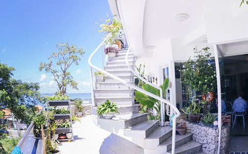 Vốn kín tiếng về đời tư nên khi biệt thự miền biển độc đáo của nhạc sĩ "Mặt trời bé con" được tiết lộ ai nấy đều ngỡ ngàng