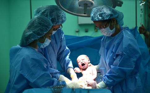 Đòi sinh con thuận tự nhiên trong tư thế đứng ở bệnh viện, sản phụ suýt mất con