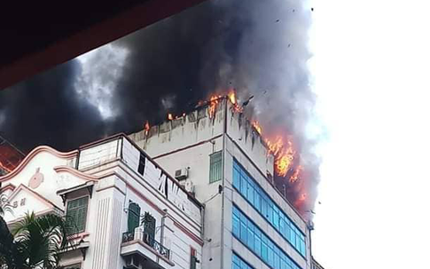 Hà Nội: Cháy tum của 3 tòa nhà, hàng trăm người dân nháo nhác tháo chạy thoát thân