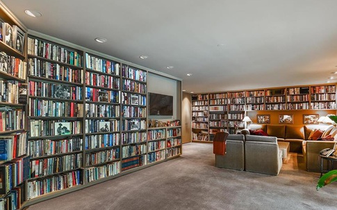 Biệt thự dành hẳn cả một tầng hầm làm thư viện với 2000 đầu sách của nữ ca sĩ kiếm ngàn tỉ chỉ trong 1 năm