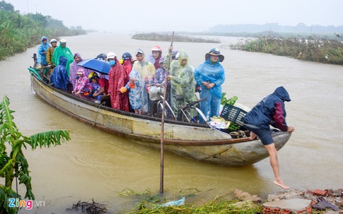 Một phụ nữ bị nước lũ cuốn trôi