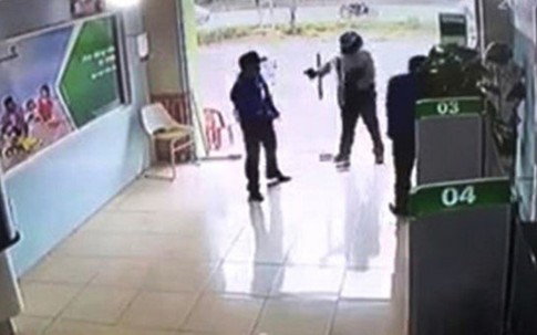 Trung úy công an nổ súng ở ngân hàng cuối cùng đã bị khởi tố tội cướp tài sản