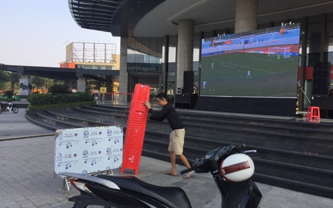 Nhiều địa phương ở Nghệ An, Hà Tĩnh lắp màn hình LED "khủng" cổ vũ U22 Việt Nam đá trận chung kết SEA Games 30