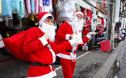 Dịch vụ thuê ông già Noel tặng quà đang siêu đắt hàng, phụ huynh đặt lịch càng sớm, giá càng mềm