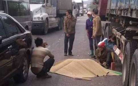 Quảng Ninh: Va chạm giao thông ngã ra đường, người phụ nữ bị xe container chèn tử vong