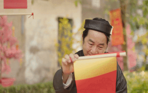 Trúc Nhân tung MV với tiếng rao lạ, làm ta bối rối vì người bán đã kỳ mà người mua cũng lạ