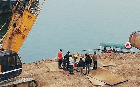 Sập trụ cầu đang xây, 4 công nhân bị hất văng xuống sông Đà
