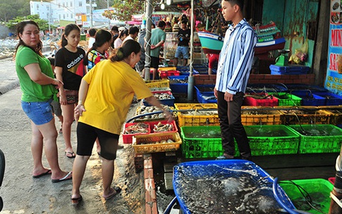 Chợ hải sản “không mặc cả” trên đảo Nam Du