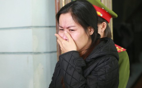 Lừa chủ nợ và tiệm cầm đồ bằng sổ đỏ giả