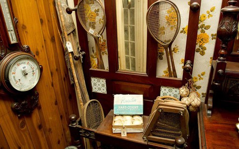 Bi hài bố mẹ già muốn lưu giữ kỷ vật cũ, con thích sắm đồ hiện đại
