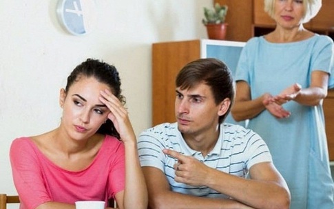 7 năm chồng ra sức uốn nắn vợ theo khuôn mẫu của mẹ