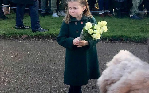 Công chúa Charlotte ôm chắc bó hoa fan tặng