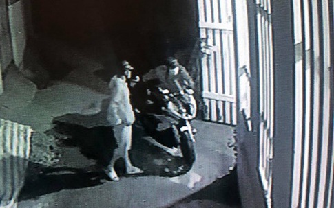 Camera an ninh ghi hình ảnh nhóm nam nữ táo tợn cắt khóa tiệm vàng, trộm mô tô BMW
